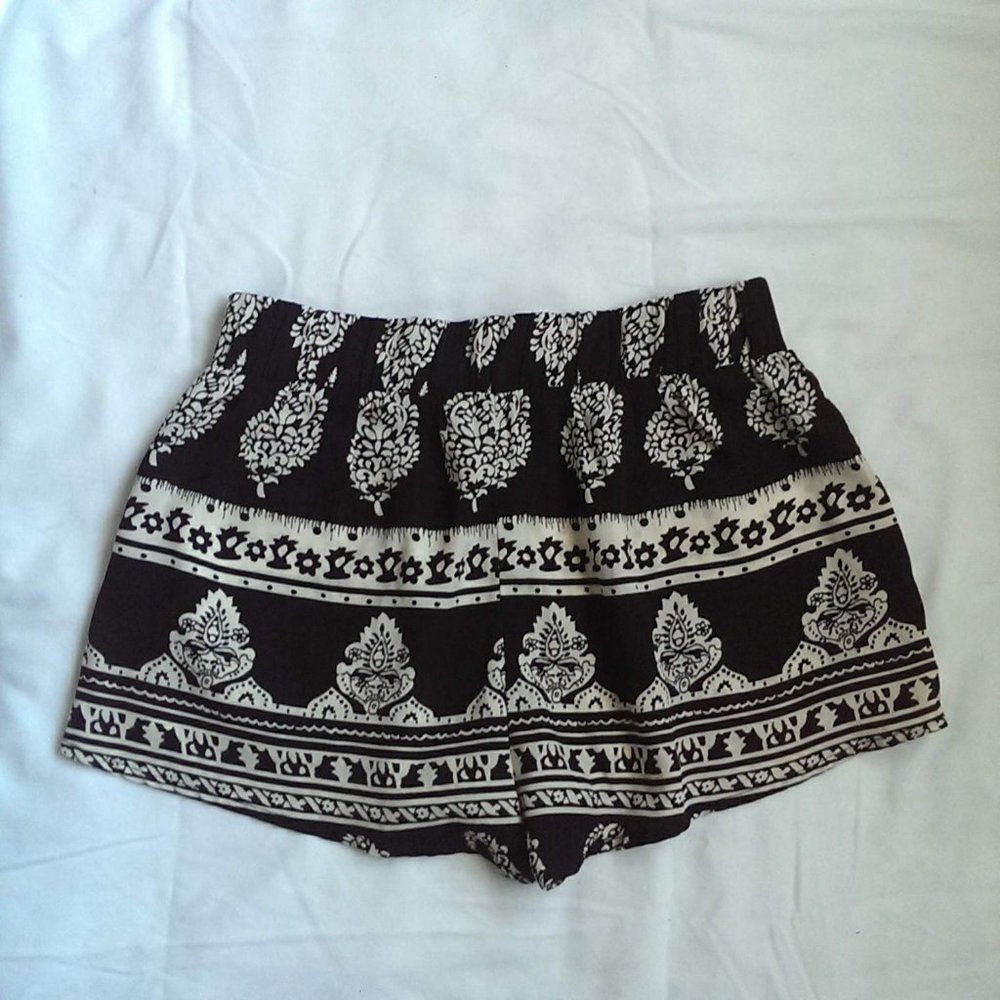 Mine Black and white chiffon short